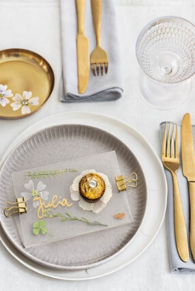 Platzkarten mit getrockneten Blumen